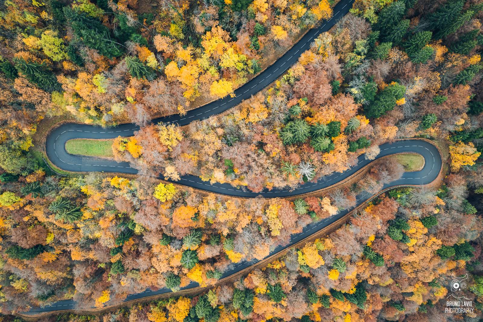 Route de montagne en automne Isère — Bruno Lavit Photography